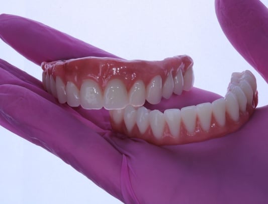 Prótese dentária sobre luvas odontológicas
