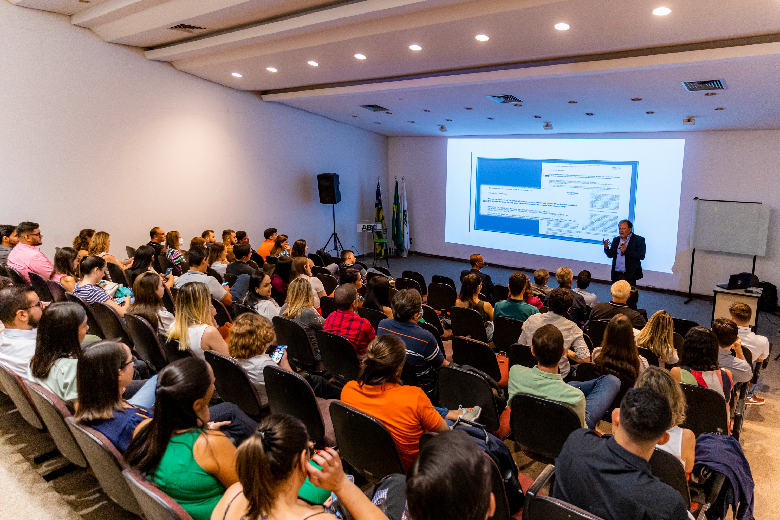 Auditório com aula para alunos